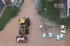 爱心餐用铲车送，这所学校霸气“宠生”视频封面