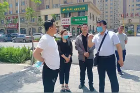 锦绣社区清理垃圾堆放 助力环境整治图片