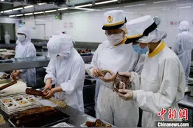 粽子“出口季”到来 100多吨粤式粽飘香海外图片