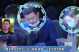 李亚鹏深夜带女儿吃路边摊 李嫣喝饮料姿势豪爽图片