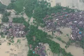 航拍清远灾情一线：部分民房变水中孤岛，受困村民被紧急转移