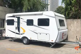 男子花15万买拖挂房车，挂牌时蒙了，自家宝马越野车无牵引资质图片