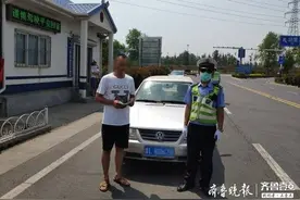 因轻信交警周末休班，青岛一男子竟无证驾车上高速被行拘图片