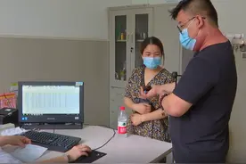 诸暨男子身上长满红疹子，医生说最近特别容易中招图片