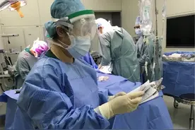 孩子双手卷入机器，肚皮“养手”数十天成功保住了图片