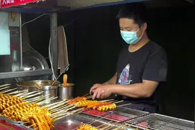 53秒｜聊城冠县夜经济掀热潮，美食多多，烤面筋摊一天多挣500块钱图片