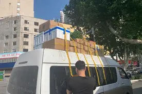 车顶也能拉货？郑州这辆面包车“头顶”货物被罚图片