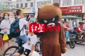 超有爱！异地工作两年的母亲扮成卡通人偶，接女儿放学……图片