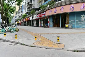 云求助 | 四川乐山人行道停车位入口被打桩无法使用 商户生意受影响盼重设车位图片