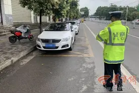 明起西安交警开展停车秩序整治 人行道违法停车帖条或拖移图片
