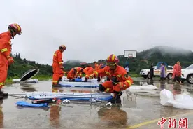 暴雨致阳朔6个村庄发生塌方 消防冒雨徒步穿山搜救图片