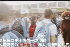 妈妈校门口扮玩偶接女儿放学，网友：太羡慕了图片