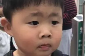 开学第一天，妈妈就晚接1小时！小朋友眉头紧皱犹豫了3秒后说的一句话火了图片