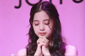 欧阳娜娜穿露肩蓬蓬裙漫画腿抢镜 闭眼许愿化身小公主图片