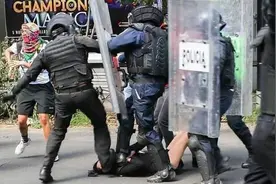 16岁女抗议者奔跑中跌倒，警察从其身上踏过，墨西哥城市长谴责图片
