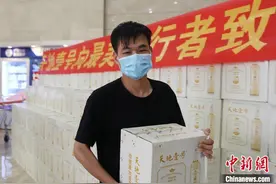 广州一男子中大奖 捐10吨饮料致敬抗疫英雄图片