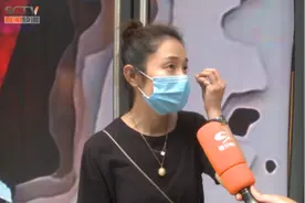 四川一女子花3万整容后左眼失明，60岁父亲在工地赚医药费，商家回应：赔偿她30万都不愿意图片