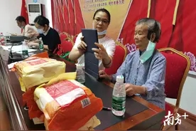 便民服务进社区，宝龙街道老人在家门口就能领颐年卡图片