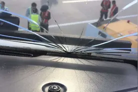 海航称返航三亚波音737风挡外层加温后现裂纹！不影响飞行安全图片