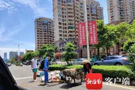 烈日下帮助老人收拾散落废品 海口两位学生获赞：再遇到这种事，还会站出来图片
