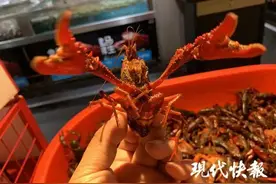 与它“握”了个手，男子手指红肿溃烂！医生：别大意图片