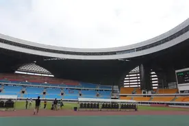 绿城新主场首次亮相！让人耳目一新的不仅是球场，还有球队的新气象图片