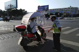 交警划重点啦！摩托车、电动车加装遮阳棚，危险图片