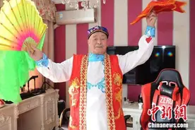 这个穿着西装捡垃圾的东北姥爷 在网上有千万粉丝图片