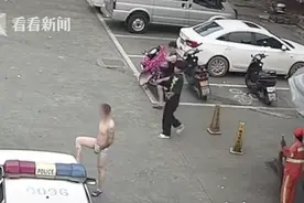 赤裸男子站在警车上拍照炫耀 警方：拘留12天图片