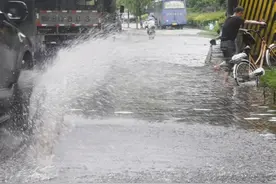 雨天开车，别让水花“溅湿”文明图片