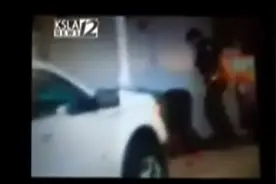 美国又一起暴力执法被曝光：警察把黑人男子摁地上，拳打脚踢图片