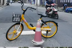 新闻追踪｜“共享单车路障”已移除 悬吊的钢丝绳已剪断图片
