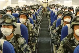 当伞兵“走”下飞机……兵哥哥表示从天而降才该是我的出场方式图片
