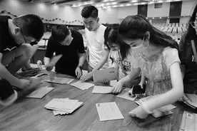 毕业5年后回母校打开“时光胶囊”读5年前写给自己的信，学子们泪流满面图片