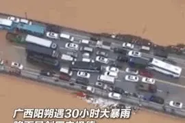 前抱娃后背妈，消防“抱娃哥”蹚水救援！这些画面直击人心……图片