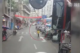 真是暖心的一幕！11岁男孩跑步为消防车带路图片