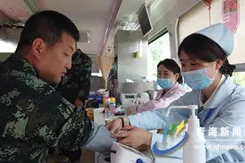 武警青海总队训练基地组织120名官兵无偿献血图片