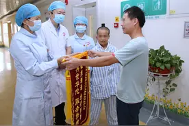 湖南“双头”姑娘重获新生，医生为她切除8公斤肿物图片