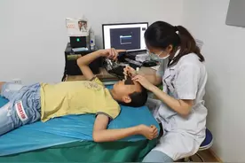 眼镜越戴视力越差？眼镜表示不背这个锅图片