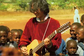 30年前他就高歌：愿这土地里，不分你我高低丨夜问图片