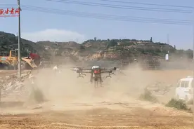 兰州百年梨园请来植保“能手”：一台无人机60分钟撒药100亩图片