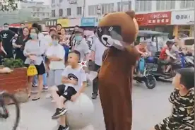妈妈校门口扮玩偶接女儿放学，网友：太羡慕了图片