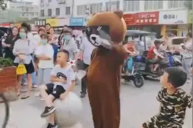 妈妈校门口扮玩偶接女儿放学，网友：太羡慕了图片
