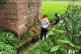 6岁男孩独自在田埂上淋雨？热心警民帮忙寻找家人图片