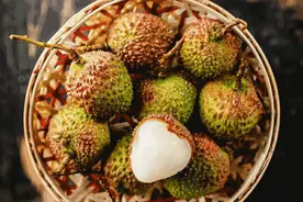 警惕！荔枝这样吃，真的可能致命！菠萝、柿子都在危险榜…图片