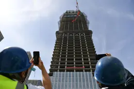 251米！新疆宝能城项目建筑单体实现主体封顶图片