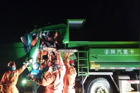货车追尾司机被困 西峡消防队员深夜营救图片