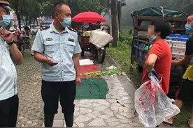 ​有人冒充城管收取摊贩卫生费，城管队员发现后果断报警将其控制图片
