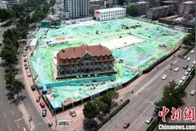山东济南一栋2600吨百年建筑完成76米整体平移图片