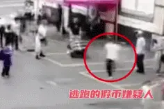 杭州闹市区，白衣大伯一记扫堂腿绊倒飞奔男子！看完监控，所有人热血沸腾图片